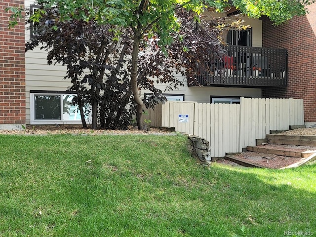 view of yard with a balcony