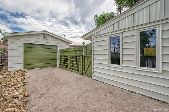 600 Bronco Rd, Denver, CO 80221 - detached garage with driveway