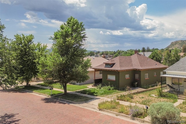 view of front of property with a front yard