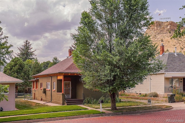 view of front of home featuring a front lawn