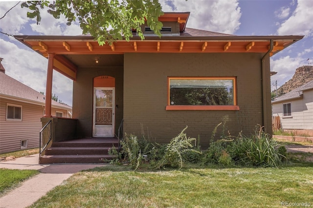 view of front of house featuring a front lawn