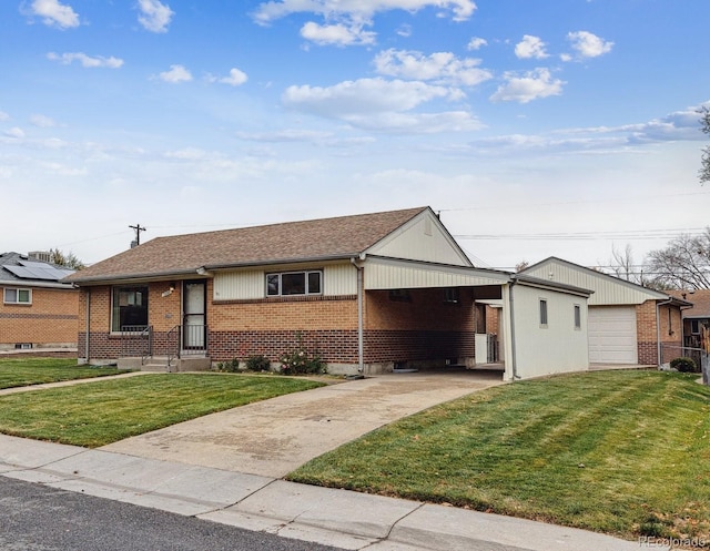 single story home featuring a front lawn