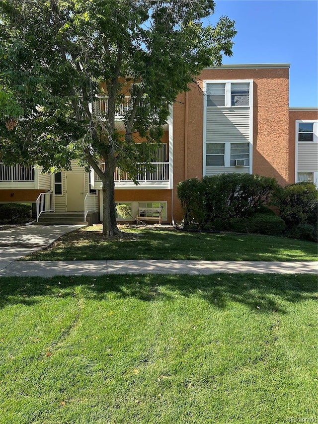 view of front of house featuring a front lawn