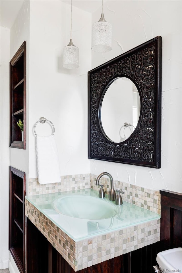 bathroom featuring a sink