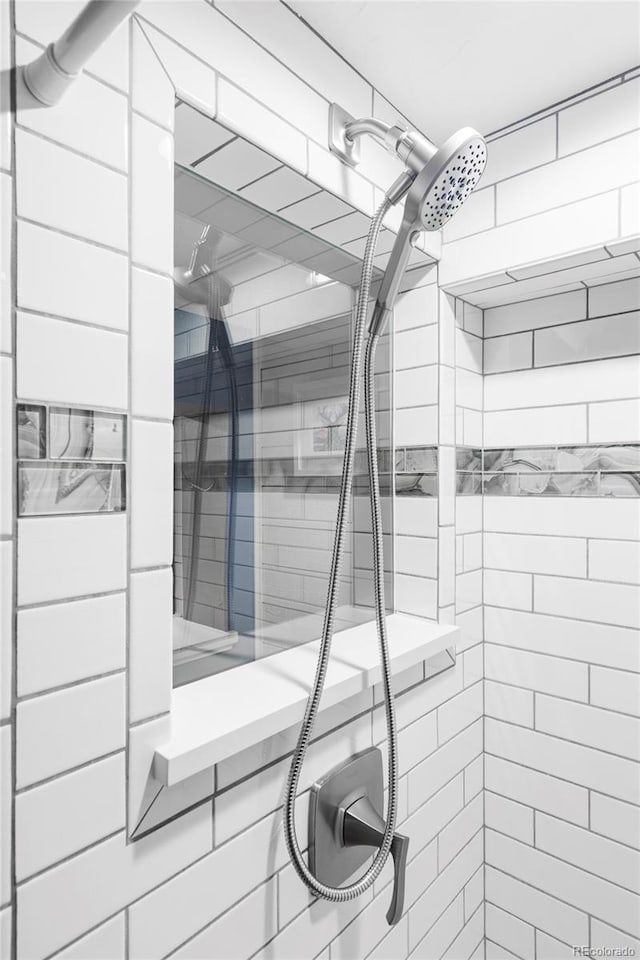 bathroom featuring a tile shower