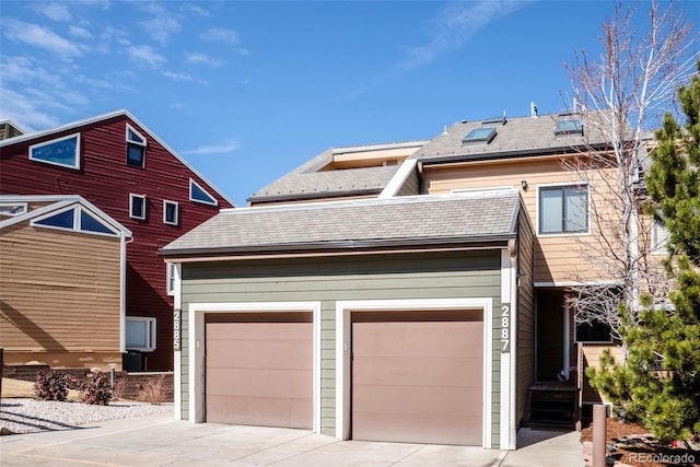 view of front facade featuring driveway and a garage