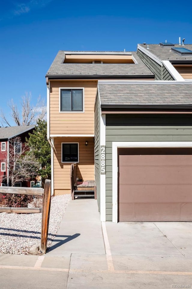 view of front of property featuring concrete driveway