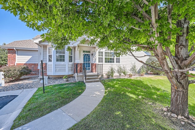 view of front of property featuring a front lawn