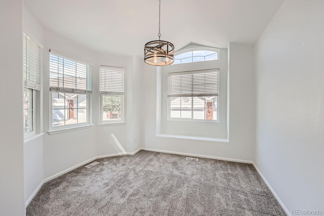 unfurnished room with carpet flooring, an inviting chandelier, and vaulted ceiling