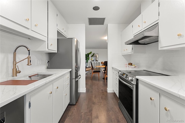 kitchen featuring visible vents, a sink, under cabinet range hood, appliances with stainless steel finishes, and dark wood-style flooring