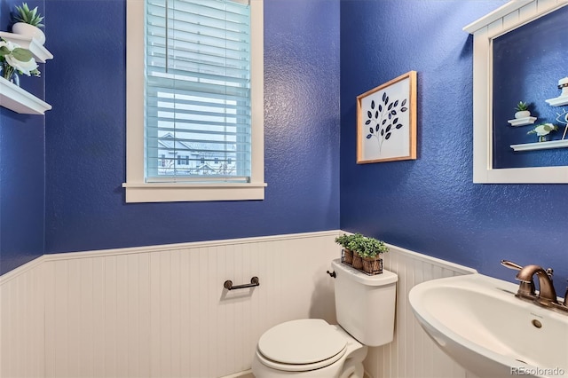 17859 E 108th Pl, Commerce City, CO 80022 - half bath featuring wainscoting, a sink, and toilet