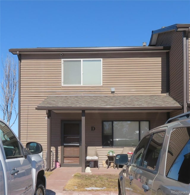 townhome / multi-family property featuring a shingled roof