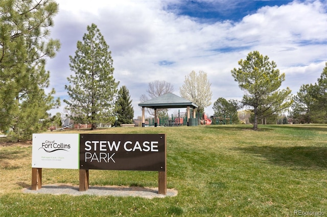 community sign featuring a yard