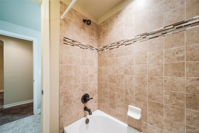 bathroom with tiled shower / bath combo