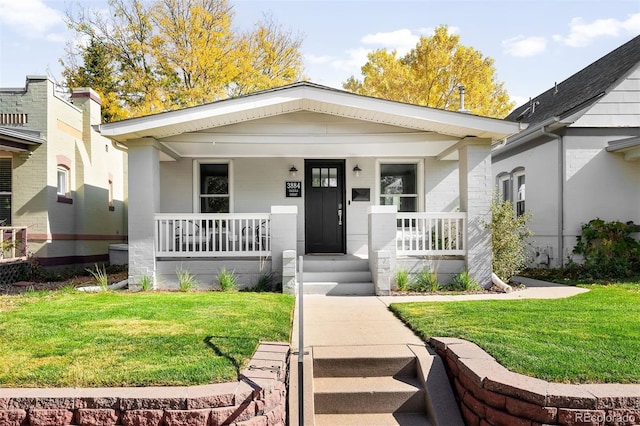 view of front of property featuring a porch and a front yard