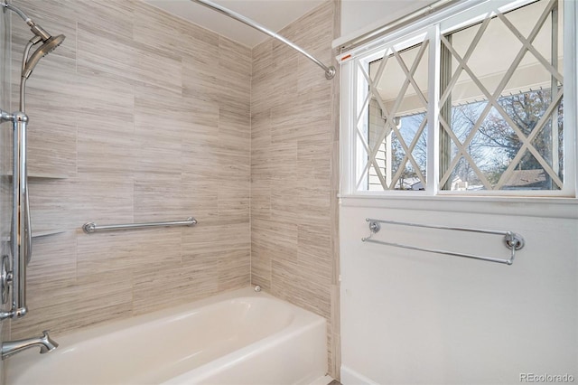 bathroom with tiled shower / bath