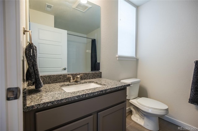 full bathroom with toilet, a shower with curtain, visible vents, and vanity