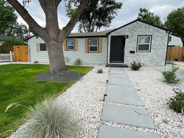 ranch-style house featuring a front lawn