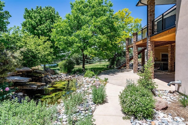 view of yard featuring a patio area