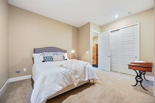 bedroom featuring baseboards, visible vents, carpet, and a closet