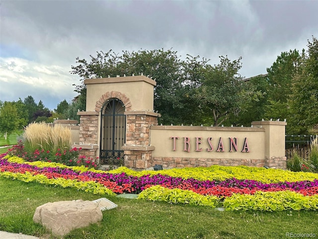 view of community / neighborhood sign