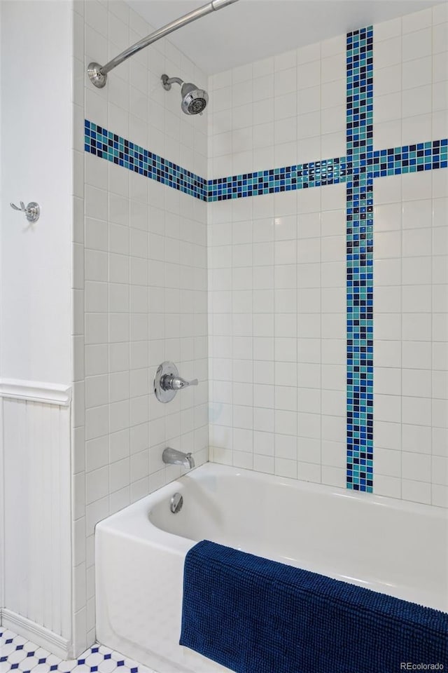 full bath featuring washtub / shower combination