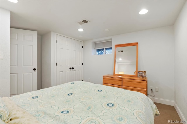 bedroom featuring carpet floors and a closet