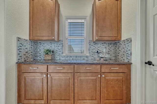 580 Eagle Nest Ct, Golden, CO 80401 - bar area with backsplash and a textured wall