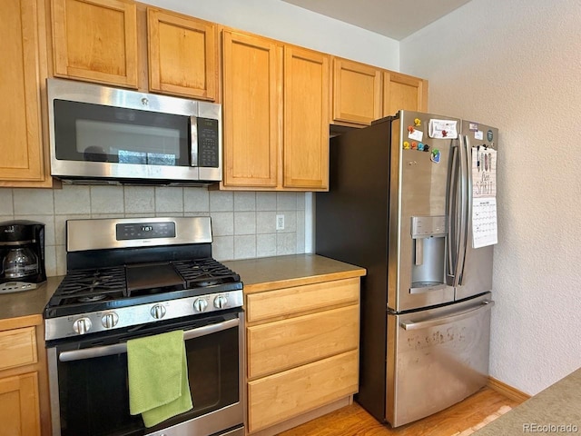 kitchen featuring tasteful backsplash and appliances with stainless steel finishes