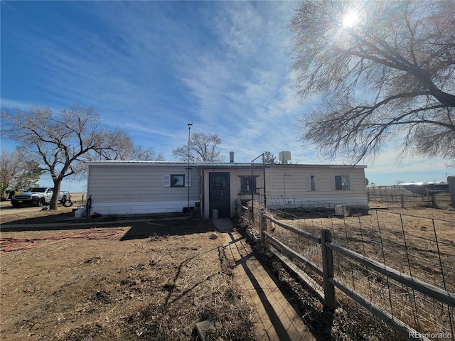 manufactured / mobile home featuring fence