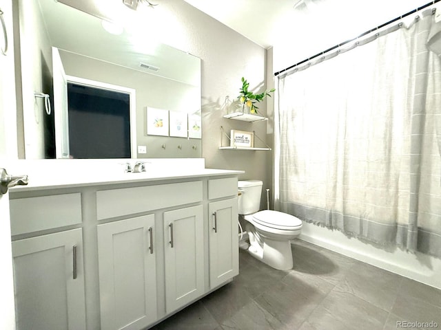 full bathroom featuring shower / tub combo with curtain, vanity, and toilet