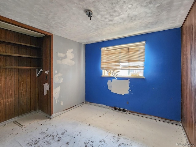 unfurnished bedroom featuring visible vents, a textured ceiling, and a closet