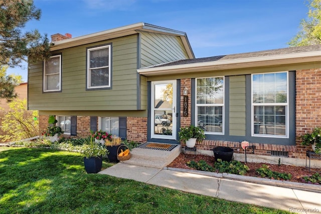 tri-level home featuring a front lawn