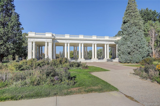 view of front of property with a front lawn