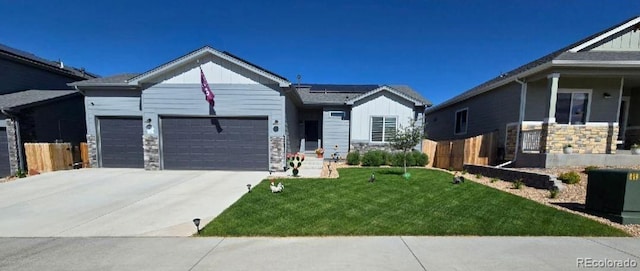 view of front of property featuring a front yard and a garage