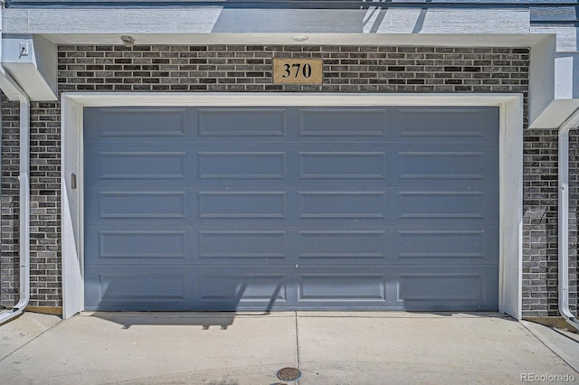 370 Geneva St, Aurora, CO 80010 - garage with driveway