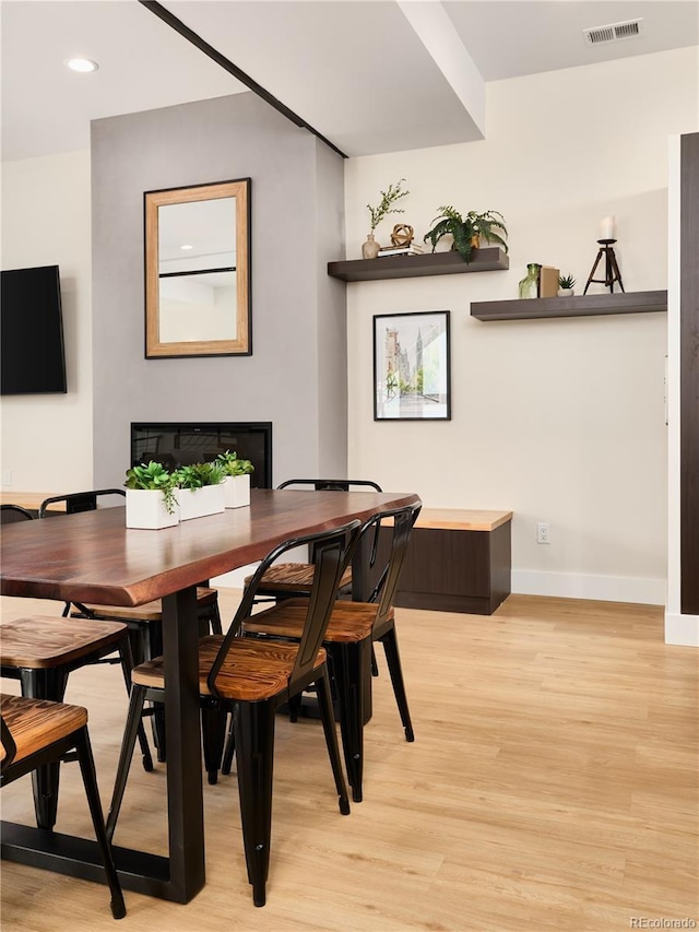 dining room with recessed lighting, visible vents, baseboards, and light wood-style floors