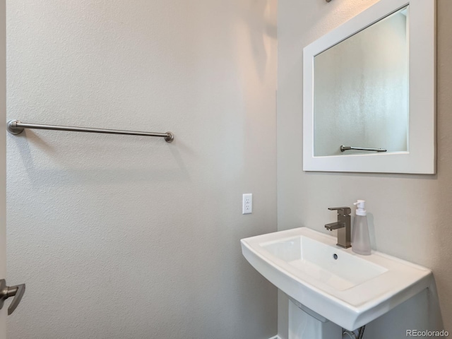 bathroom featuring a sink