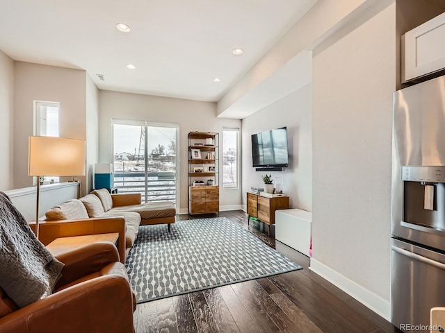 living area with dark wood-type flooring, baseboards, visible vents, and recessed lighting