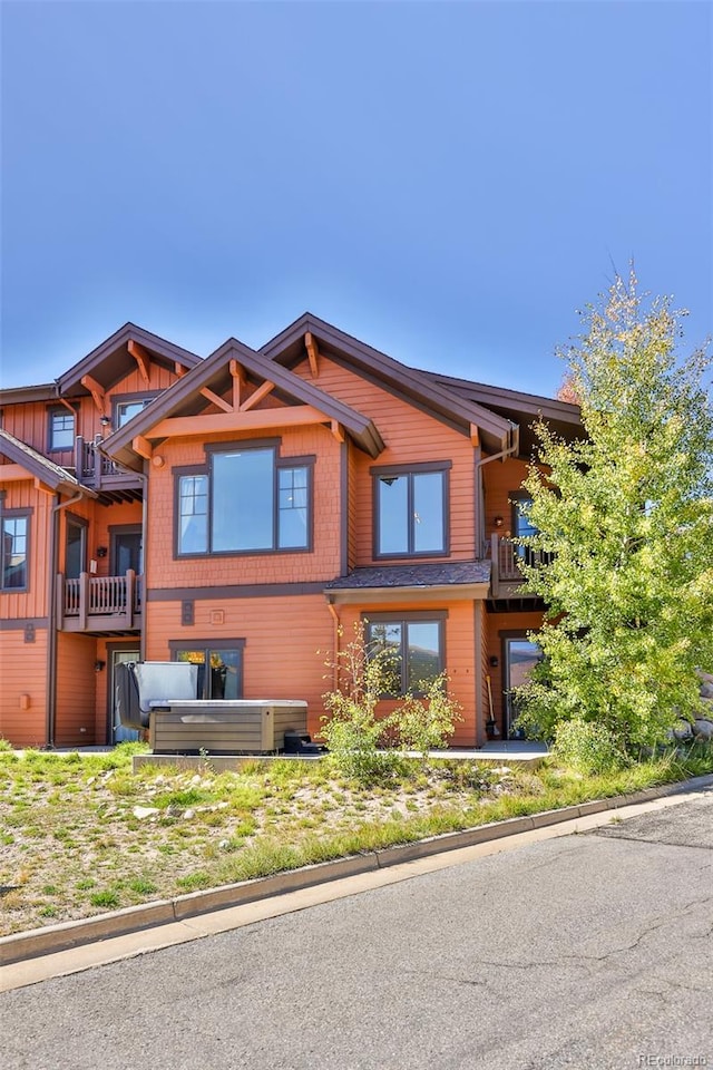 view of front of property featuring a balcony