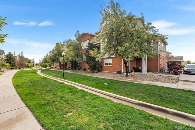 view of property's community featuring a lawn
