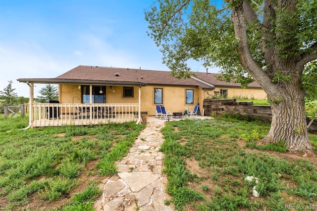 view of front of home featuring a patio area