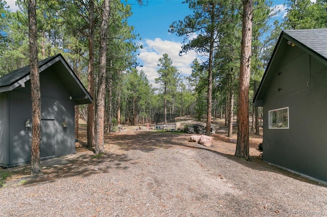 view of yard featuring an outdoor structure