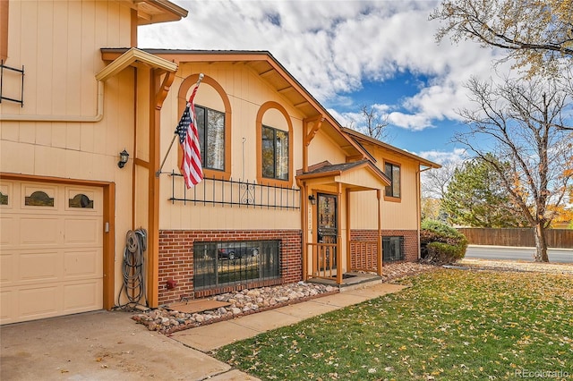 view of front of house featuring a front yard and a garage