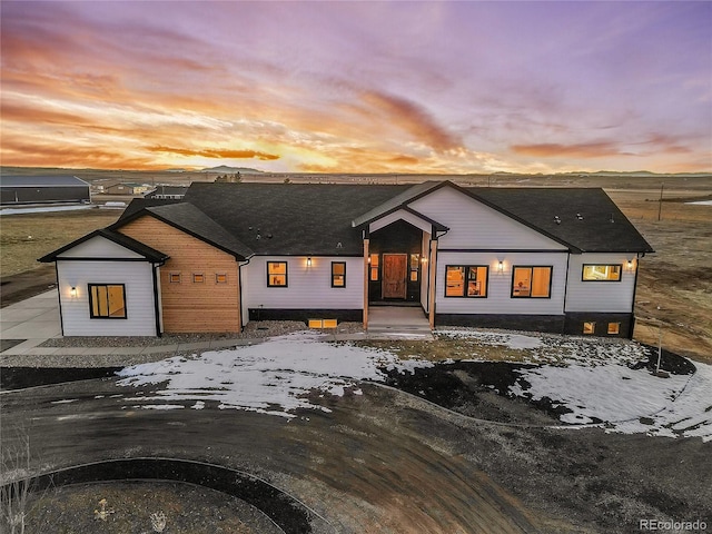 view of modern farmhouse style home