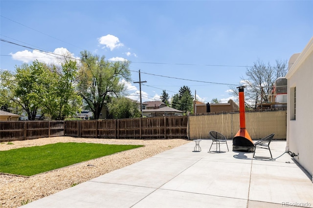 view of patio with an outdoor fire pit