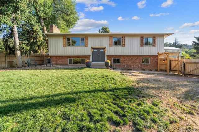 split foyer home featuring a front lawn