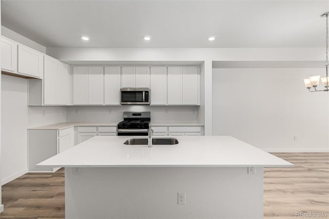 2887 E 103rd Dr, Thornton, CO 80229 - kitchen featuring appliances with stainless steel finishes, a sink, light wood-style floors, baseboards, and recessed lighting