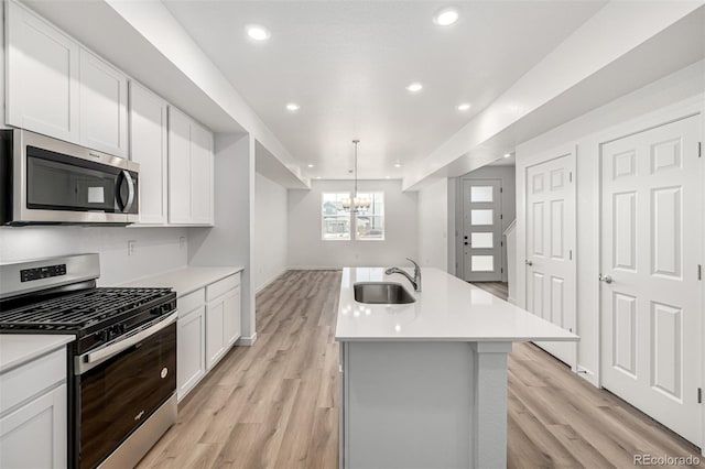 2887 E 103rd Dr, Thornton, CO 80229 - kitchen with stainless steel appliances, a sink, light wood finished floors, light countertops, and recessed lighting