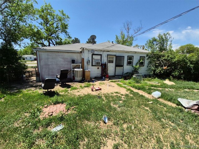 1266 Del Mar Pkwy, Aurora, CO 80010 - rear view of property featuring a yard